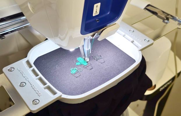 COM - header - site web - atelier brodeuse numérique tee-shirt