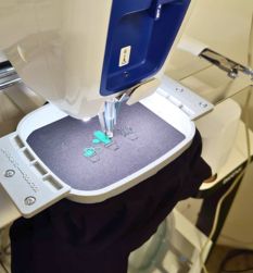 COM- site web - image mise en avant-atelier brodeuse numérique tee-shirt