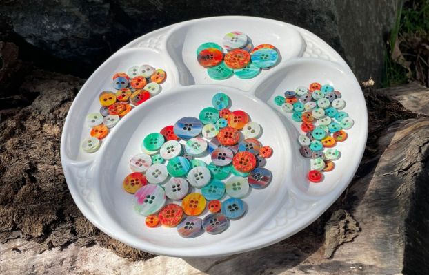 COM - header - site web - crée tes boutons en preicous plastique